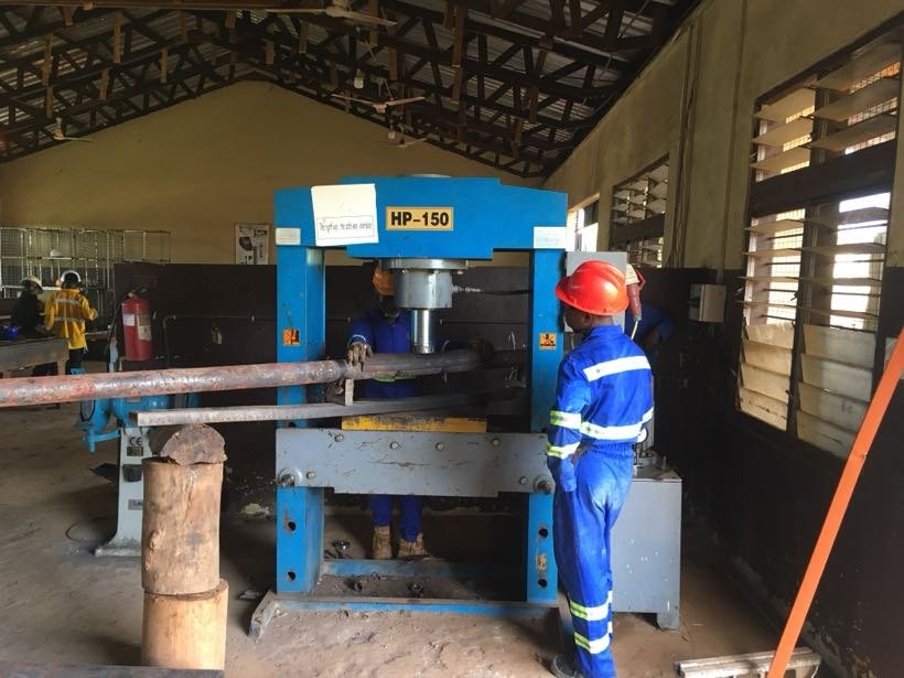 A student at the hydraulic press in the workshop